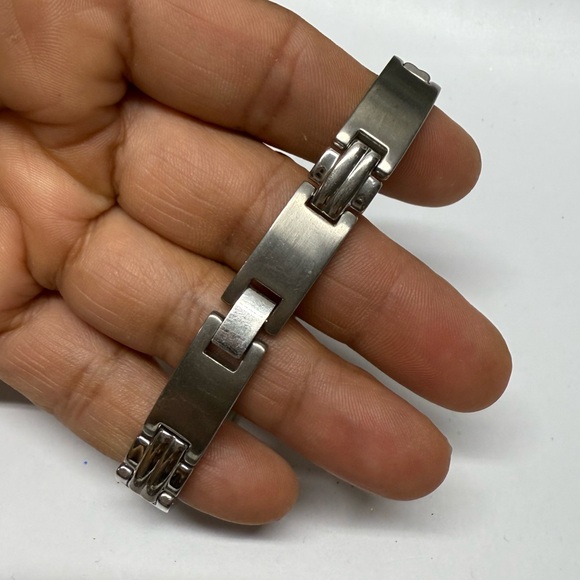 Men’s 8.3/4” stainless steel bracelet. High quality . Macy’s - Picture 2 of 3